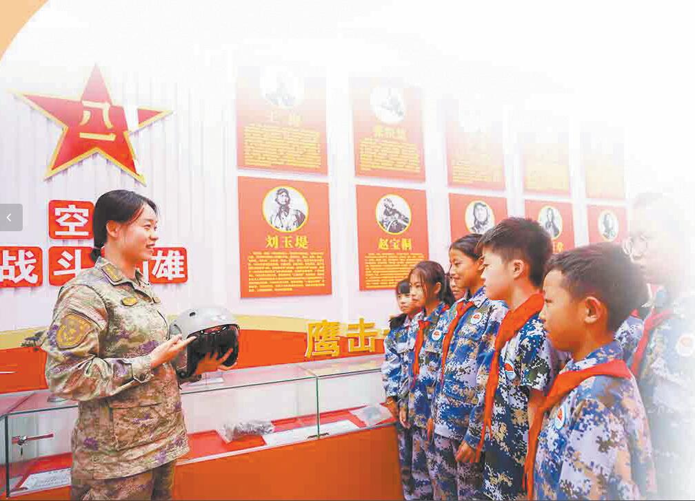 空軍某部官兵邀請(qǐng)滇東某縣先鋒小學(xué)師生來(lái)到部隊(duì)參觀，為學(xué)生介紹空軍發(fā)展歷程、講述空軍英模故事。黃道強(qiáng)攝